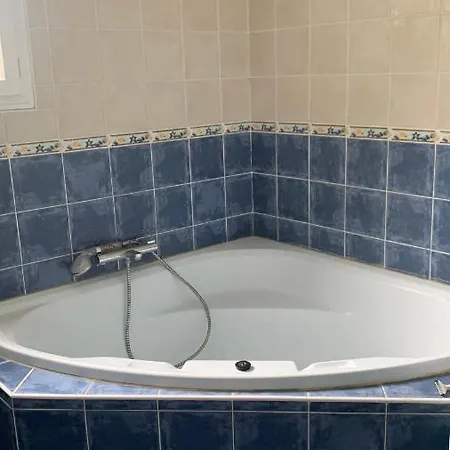 En Bordure De Colline*piscine*clim*netflix *